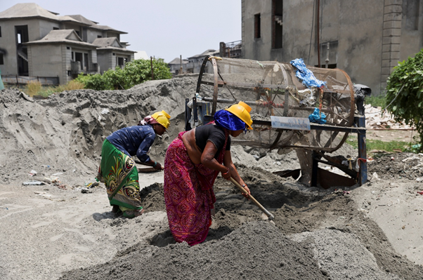 Figure 1. Labourers work at a construction site during a heatwave in Noida, India, May 12, 2022. Photo: Anushree Fadnavis/Reuters.